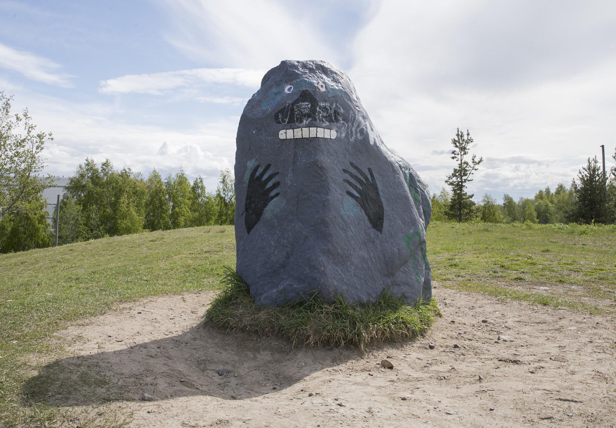 Oulun Heinäpäästä löytyy Mörkökivi – tuleeko paikasta kiekkofanien vaelluskohde?