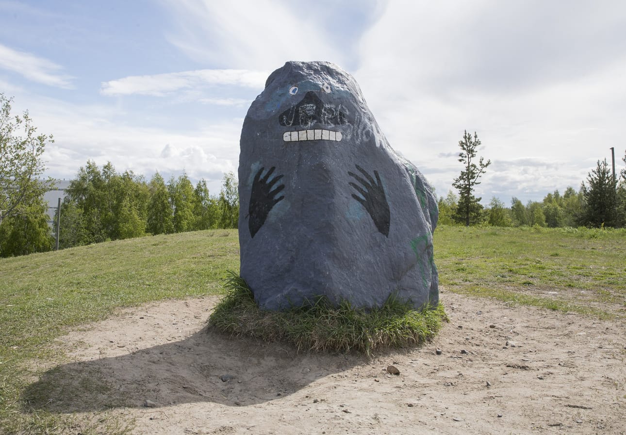 Oulun Heinäpään urheilukeskuksen läheisyydessä on maalattu kivi, joka on jo nimetty fanien puheissa jääkiekkotähti Marko "Mörkö" Anttilan patsaaksi.