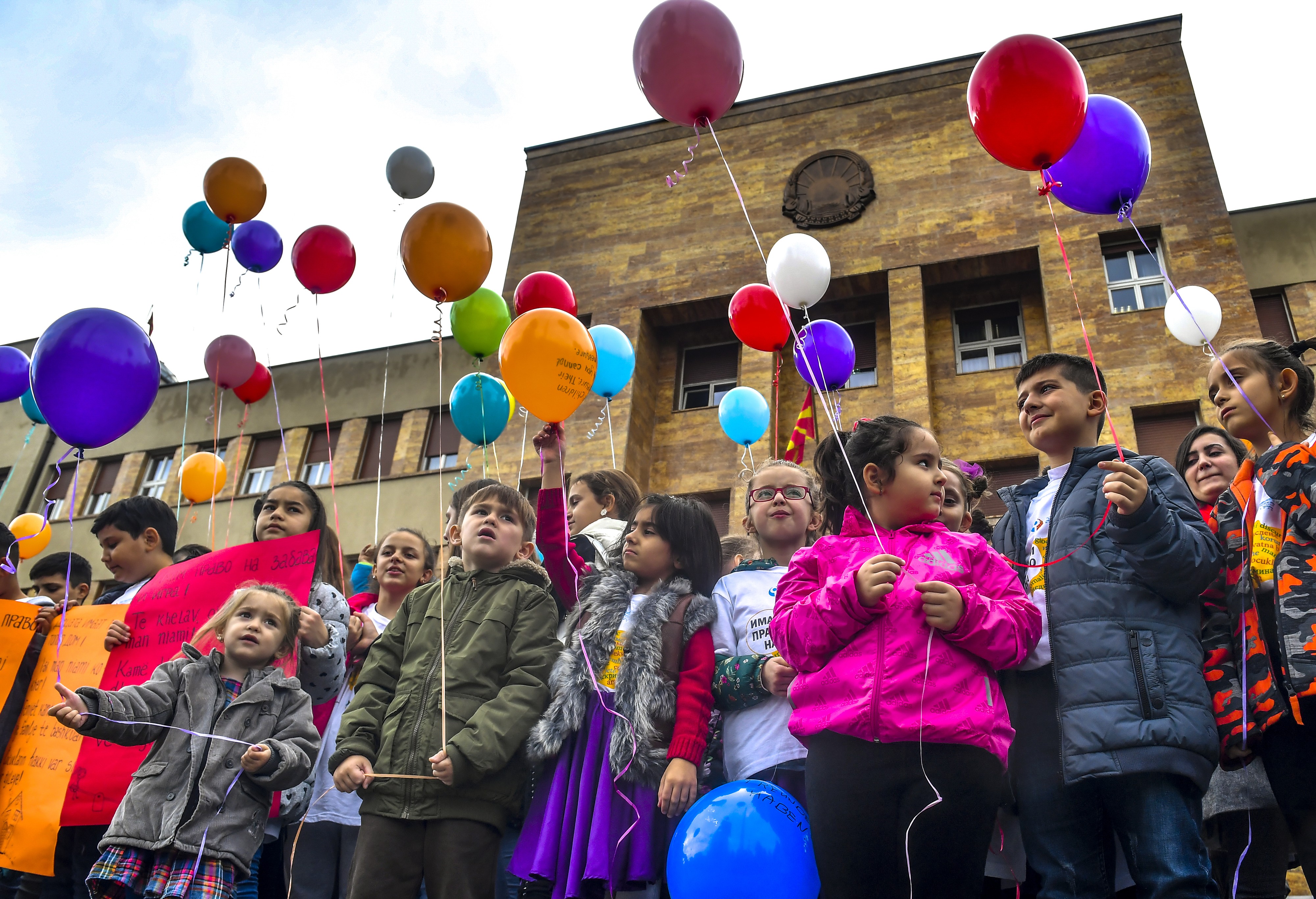 Lapset juhlistivat marraskuussa ilmapallojen kanssa kansainvälistä lapsen oikeuksien päivää Pohjois-Makedonian pääkaupungissa Skopjessa.