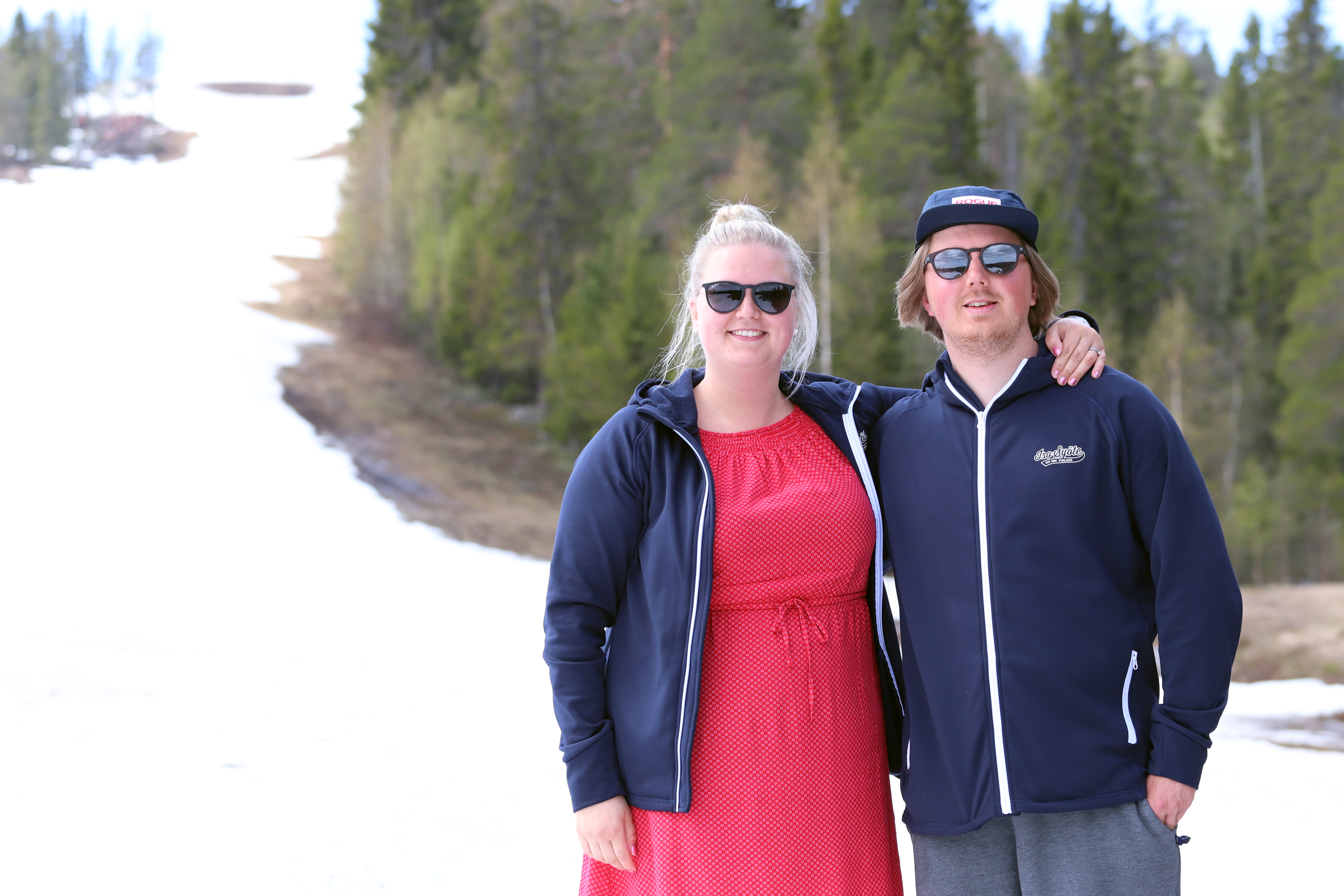 <p>Sisarukset Mikko Terentjeff ja Heidi Terentjeff-Jaurakkajärvi ovat ottaneet vastuun Hiihtokeskus Iso-Syötteen johtamisesta innostunein ja iloisin mielin. Terentjeffin perhe on omistanut keskuksen vuodesta 2000 saakka. Vielä kesäkuun alussa rinteissä riitti lunta. Yrittäjät luottavat, että ensi kaudella rinteissä päästään taas laskettelemaan.</p>