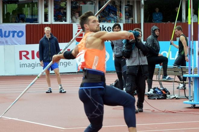 Viron Magnus Kirt kiskaisi ensi heitollaan keihään voittolukemat. KUVAT: KALEVI VIITA