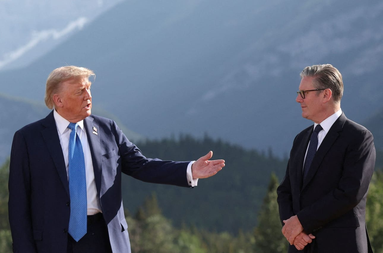 Yhdysvaltain presidentti Donald Trump ja Britannian pääministeri Keir Starmer G7-kokouksessa Kanadassa. LEHTIKUVA/AFP