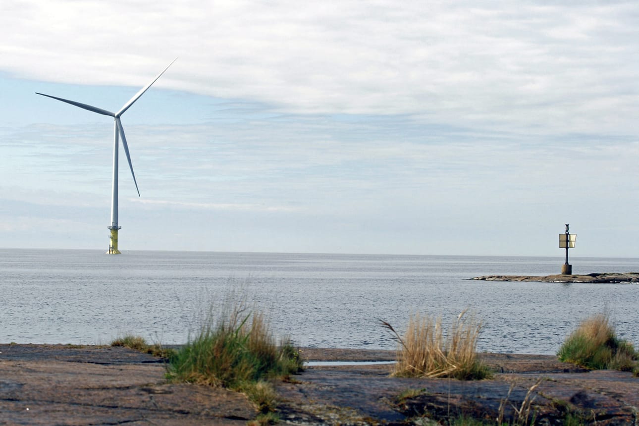 Aluevesille lähelle rannikkoa rakennettavia merituulivoimala-alueita hallinnoi Metsähallitus, mutta nyt tuulivoimayhtiöt haluavat kauas avomerelle Suomen talousvesille, jossa ei toistaiseksi tarvitse maksaa esimerkiksi veroja. Kuva on Porin Reposaaresta.