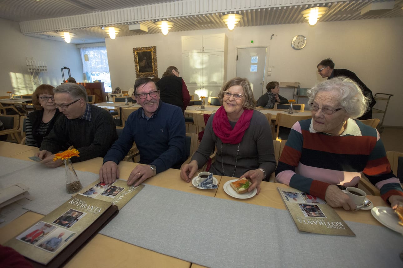 Elisa ja Simo Saarenpää, Markku Vedenoja, Marja-Leena Lumiaho ja Aino Vedenoja tapasivat rantalaisten kirjan julkistustilaisuudessa Pattijoen seurakuntatalolla.