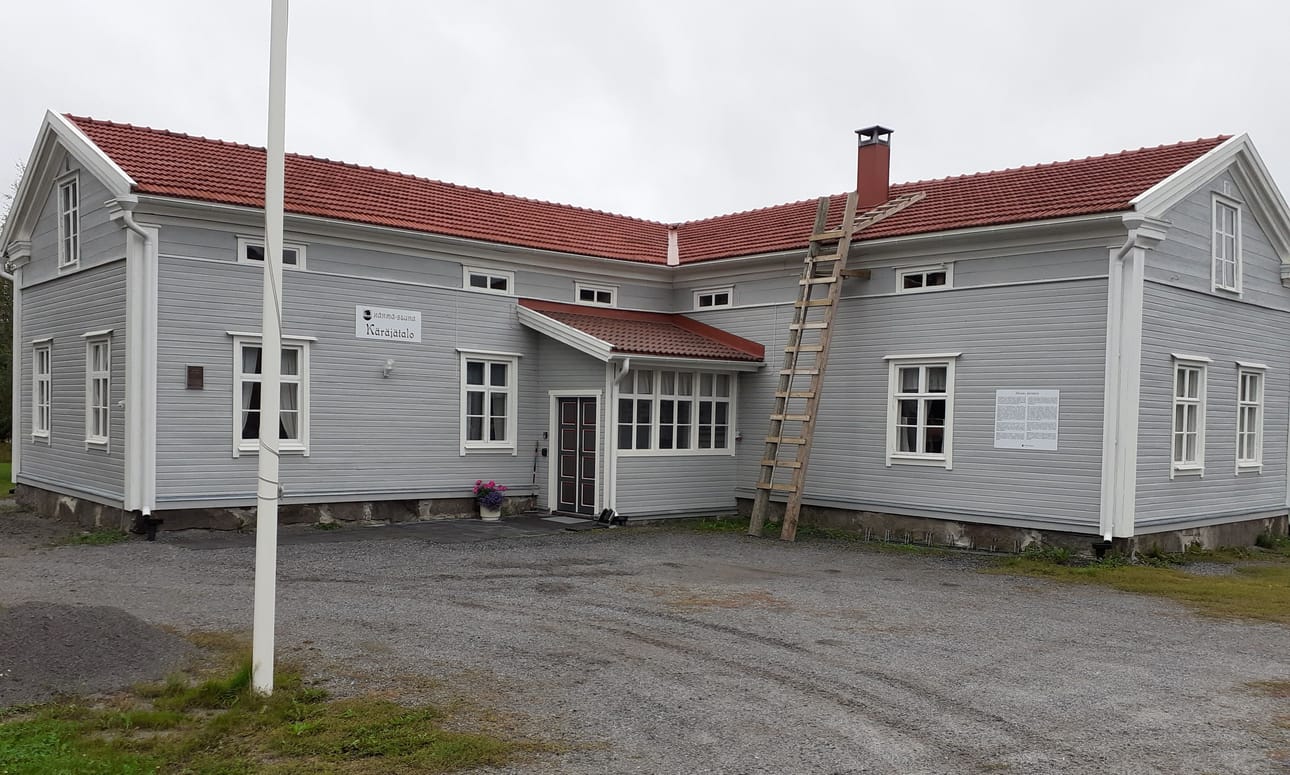 Käräjätalo sijaitsee Alahärmän keskuksessa. Siellä on viikottain vakituista toimintaa.