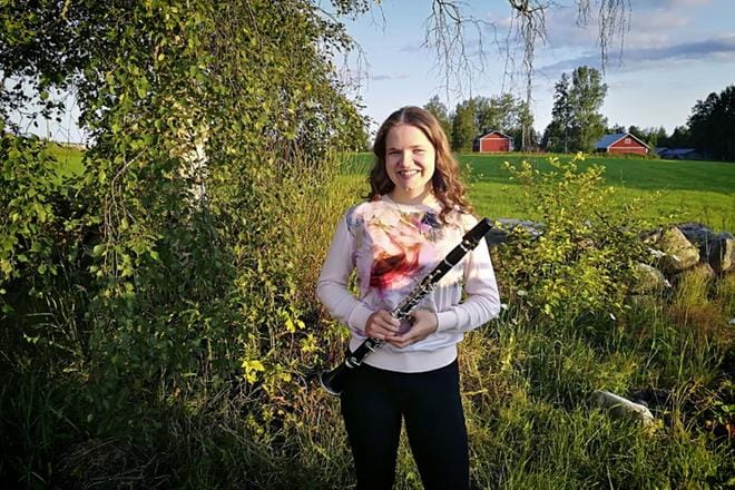 Soinista kotoisin oleva 20-vuotias Martta Luoma on kesätöissä kahvilassa Suninsalmella. Helsingin IB-lukiosta valmistunut Luoma suuntaa seuraavaksi Helsingin konservatorioon suorittamaan musiikkialan ammatillista perustutkintoa. Klarinettia soittava Luoma harjoittelee säännöllisesti kesälläkin.KUVA: MARTTA LUOMAN KOTIALBUMI