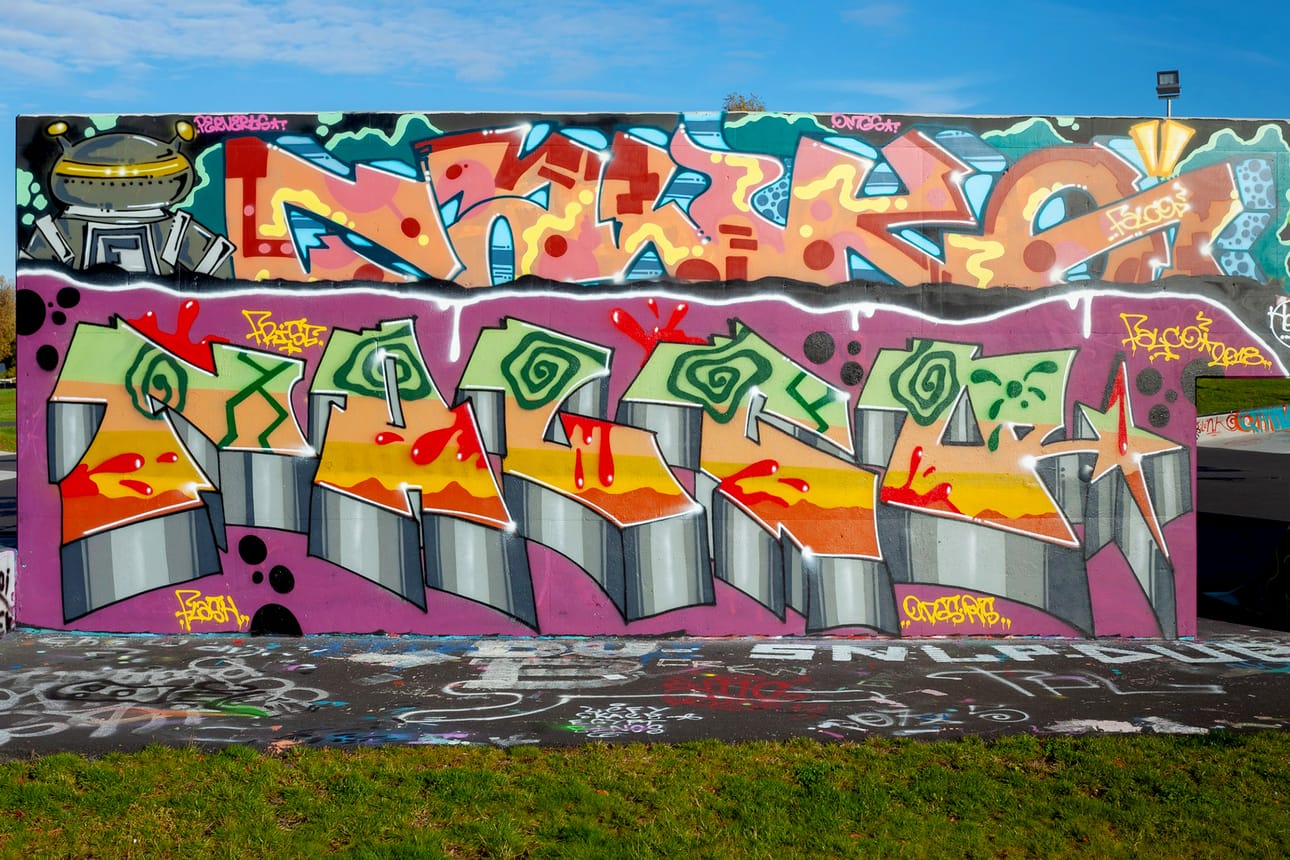 Oulu on värikäs graffiti- kaupunki. Graffiteista kiinnostuneen kannattaa suunnata ainakin Holli- hakaan ja Tukikohtaan.