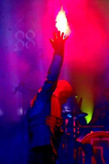 Istu ja pala. Saksalainen kuri oli tuliperformanssin lisäksi Rammsteinin valtti Provinssirokissa.Kuvassa yhtyeen solisti Till Lindemann.