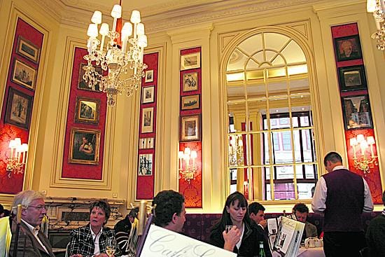 Sacher-hotellin viehättävään kahvilaan mielivän on varauduttava jonottamaan. Paikka on niin kantaväen kuin turistien suosiossa.