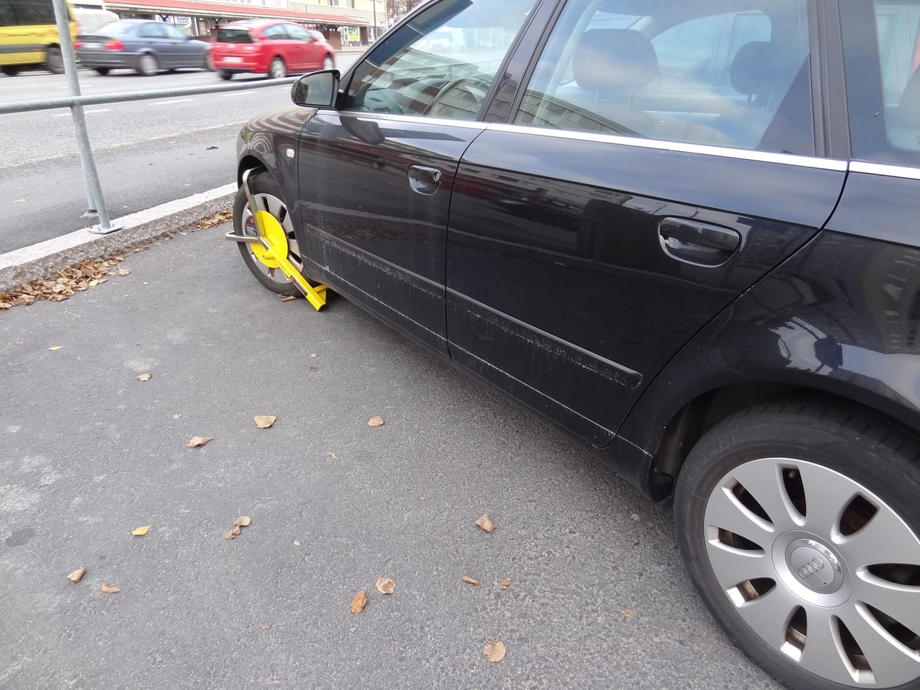 Lukija kuvasi keskiviikkona rengalukolla kahlitun auton Tuirassa.