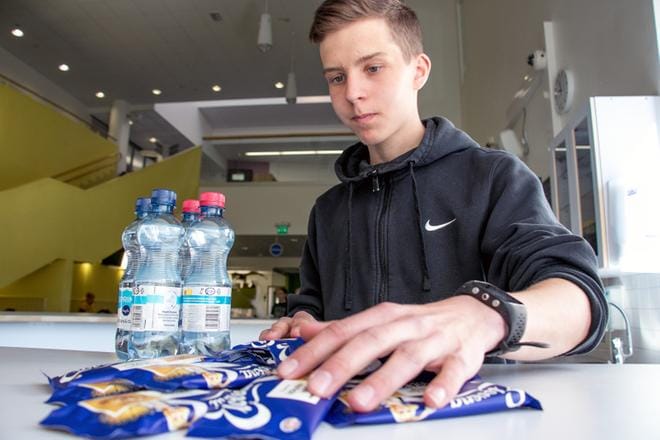 Kauhajoen yläkoulun oppilaskunnan puheenjohtaja Mikko Korpela sanoo, että erilaisia välipalapatukoita otettaisiin koulukioskille myyntiin enemmänkin, mutta niitä ei ole tai ne ovat liian kalliita. KUVA: JORMA HAVULA