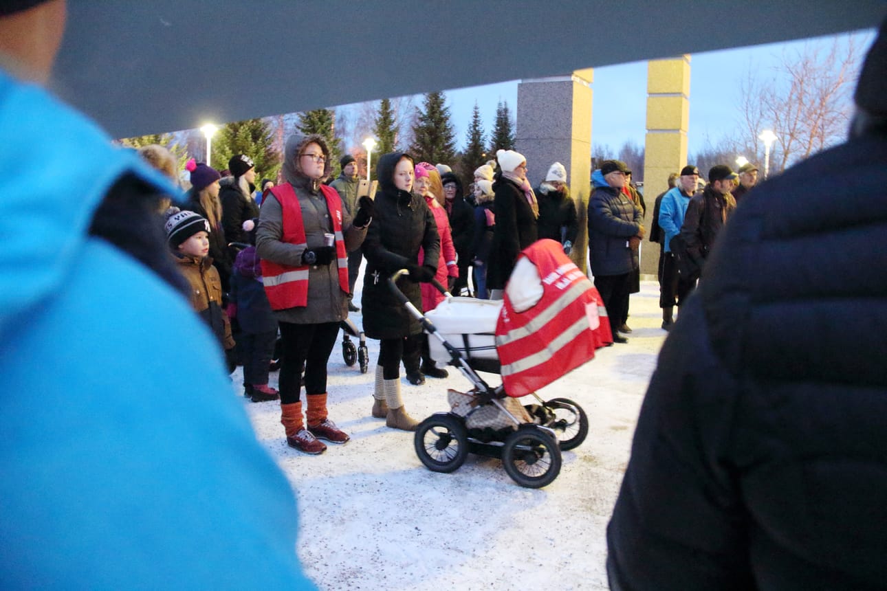Tunteroisen kestäneeseen mielenosoitukseen saapui arviolta reilusti yli sata henkeä.