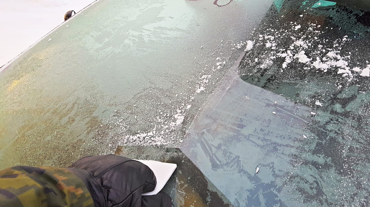 Ikkunan puhdistus ei ollut kaikilta käynyt mallikkaasti pakkasyön jäljiltä Koillismaalla. Arkistokuva.