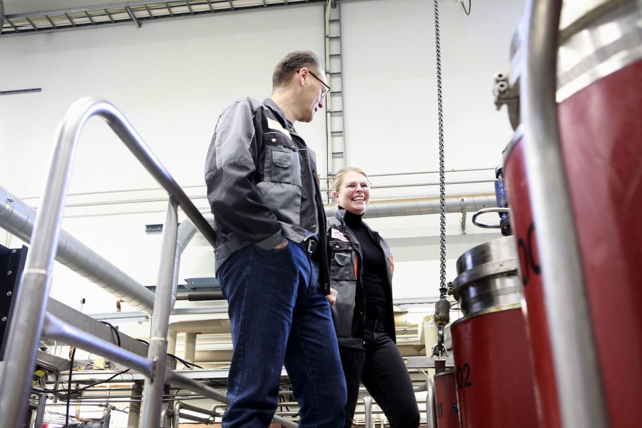 Tehtaanjohtaja Petri Määtän ja tuotantopäällikkö Anne-Mari Syväjärven mukaan tehtaan uuttotekniikka ei ole uusi keksintö, vaan sitä on hyödynnetty teollisuudessa 70-luvulta lähtien.