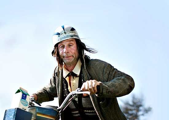Bachia rakastava ja tissutteleva kanttori Ilmari Piiparinen (Tom Lindholm) on vastustamaton menijä moponsa ja kypäränsä kanssa.