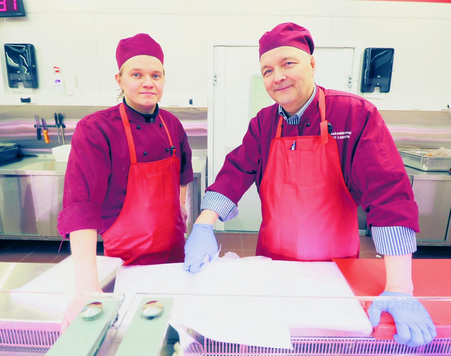 Lihamestari Teppo Päkkilä (vasemmalla) toimii Kempeleen yksikön myymäläpäällikkönä. Lappalainen on mielissään, että yritys on saanut osaavaa henkilökuntaa riveihinsä. Yhteistyötä yrittäjä onkin tehnyt Oulun seudun koulutuskuntayhtymän kanssa.