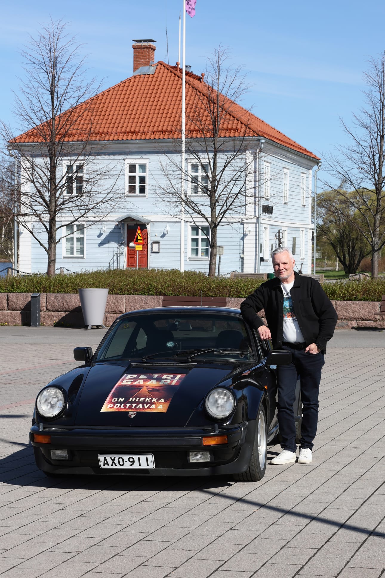 Markkinointihenkinen mies kun on, Petri Saari liimasi kirjansa kannesta tehdyn tarran Porschensa keulaan. – Pidän kannesta kovasti, se onnistui graafikolta hyvin, Saari tuumaa.