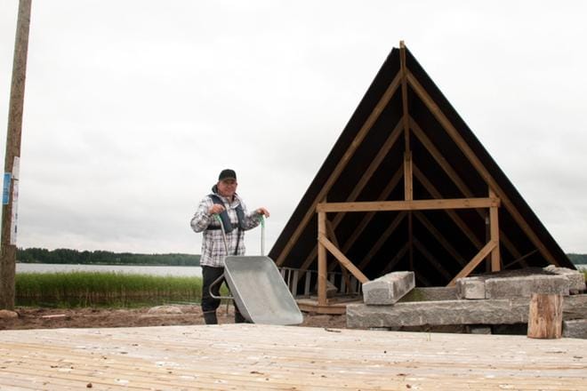 Kalastusseuran puheenjohtaja Tauno Lampinen esitteli Honkisaareen talkoilla tehtyä laavua ja nuotiopaikkaa. KUVAT: KAROLIINA SYRJÄ