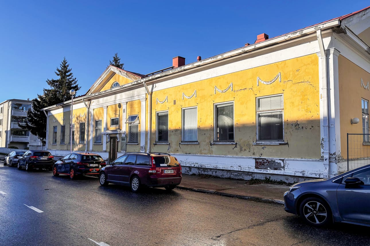 Viimeksi historiallisena museona toiminut lähes sata vuotta vanha rakennus on ollut pitkään tyhjillään ja rapistunut. Yrittäjäpariskunta aikoo ensi töikseen laittaa julkisivun kuntoon.