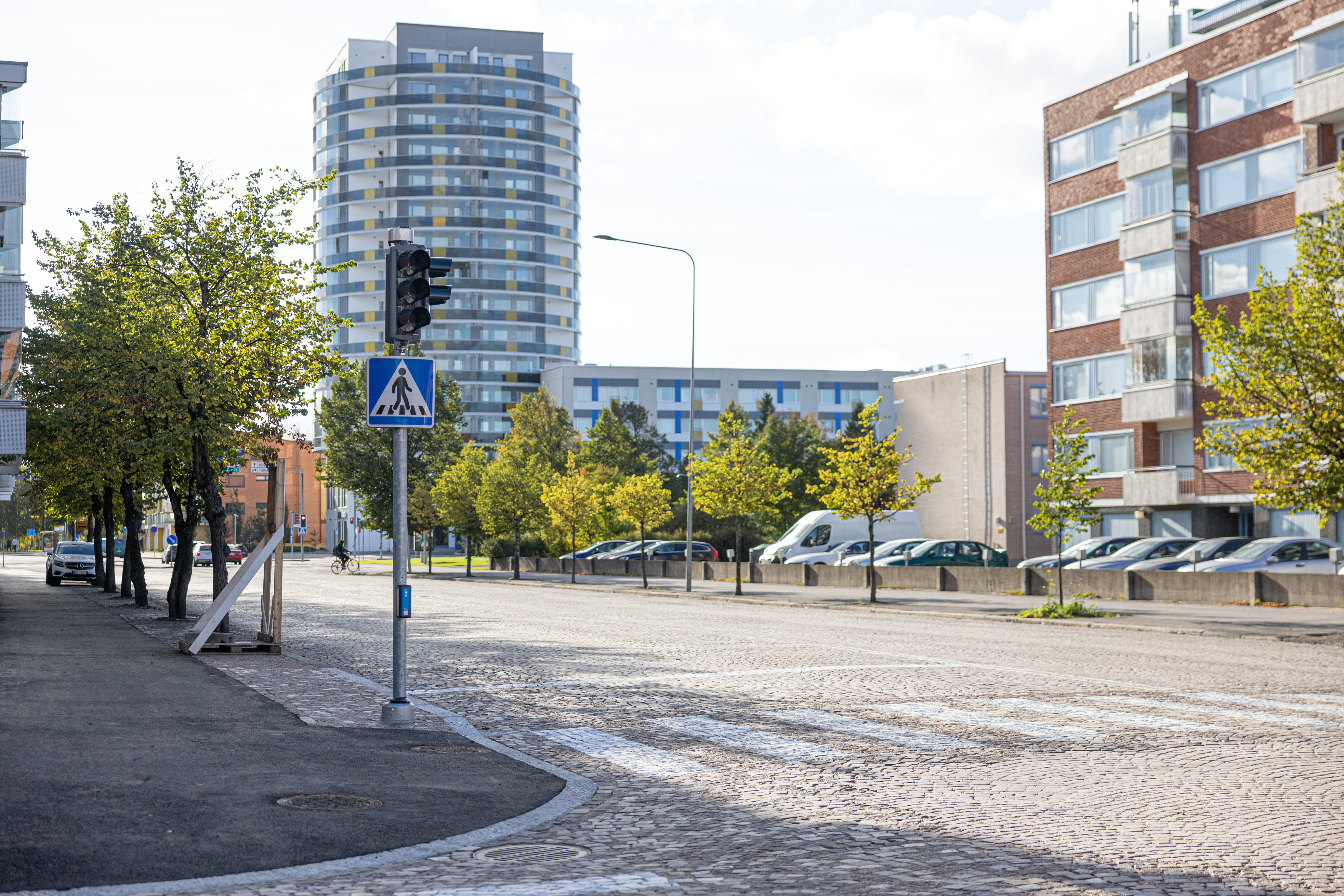 Oulun Uusikadulle on asennettu uudet liikennevalot Peltokadun ja Uusikadun risteykseen, sekä Limingankadun kohdalle. Valot pysyvät vielä pari viikkoa pimeinä.