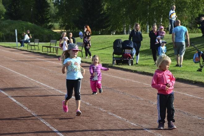 Moni Pinkaasuihin osallistunut tenava päätti verrytellä ja lämmitellä juoksupyrähdyksillä ennen kisojen alkua. KUVAT: EVELIINA KÄLVIÄINEN