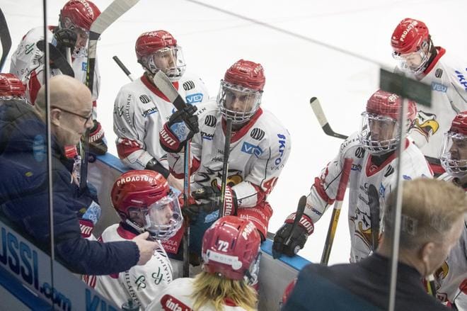 Sport-valmentaja Risto Dufva ohjeisti joukkuettaan mm. aikalisän aikana illan Pelicans-ottelussa Lahdessa. Kuva: Mirja Hussain / Etelä-Suomen Sanomat