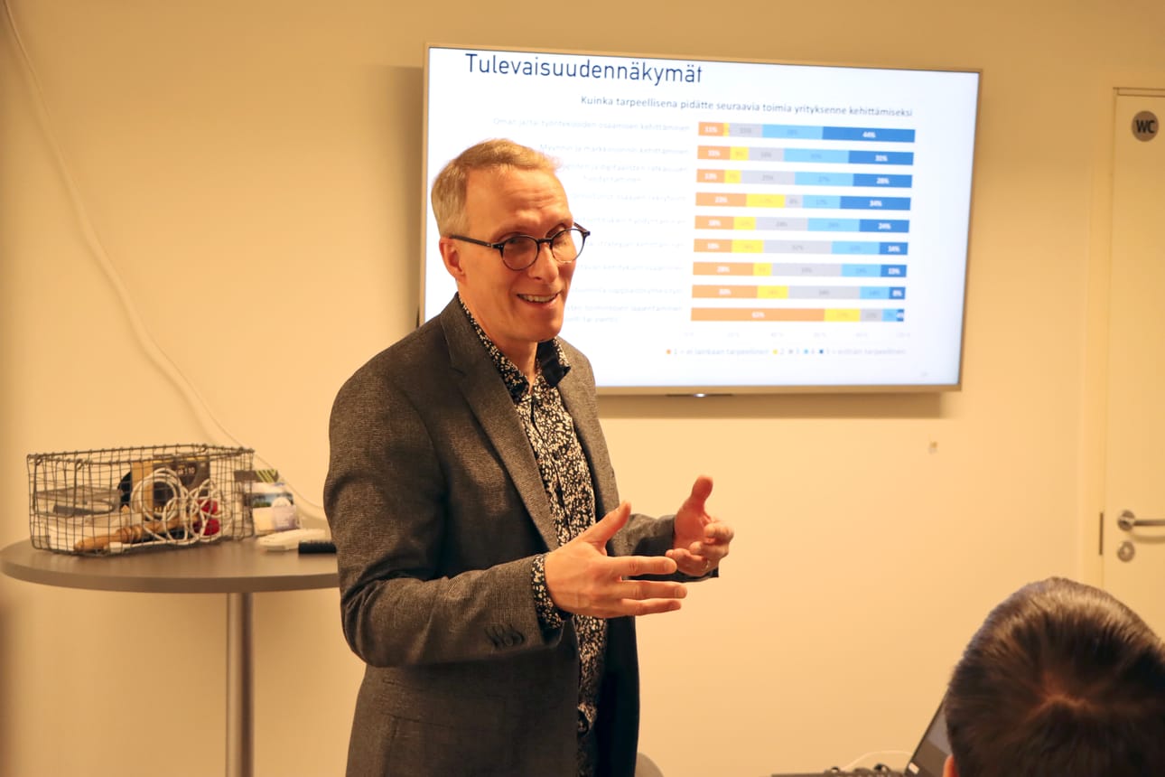 Hannu Tuuri esitteli Kurikan yrityskyselyn tuloksia medialle viime viikolla.