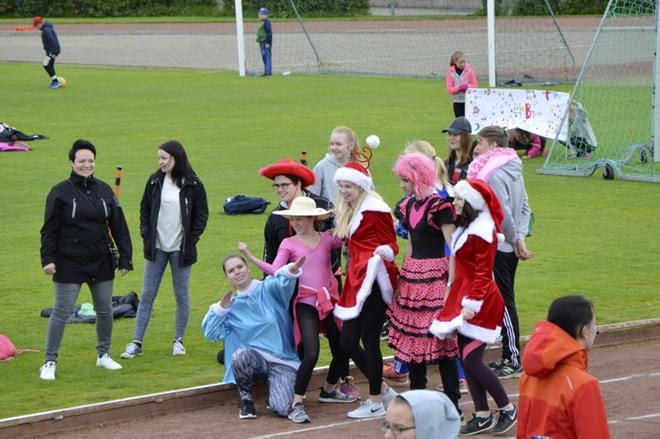 Abit olivat löytäneet kaapeistaan hieman erilaista puettavaa. KUVAT: HANNELE YLI-VIITALA