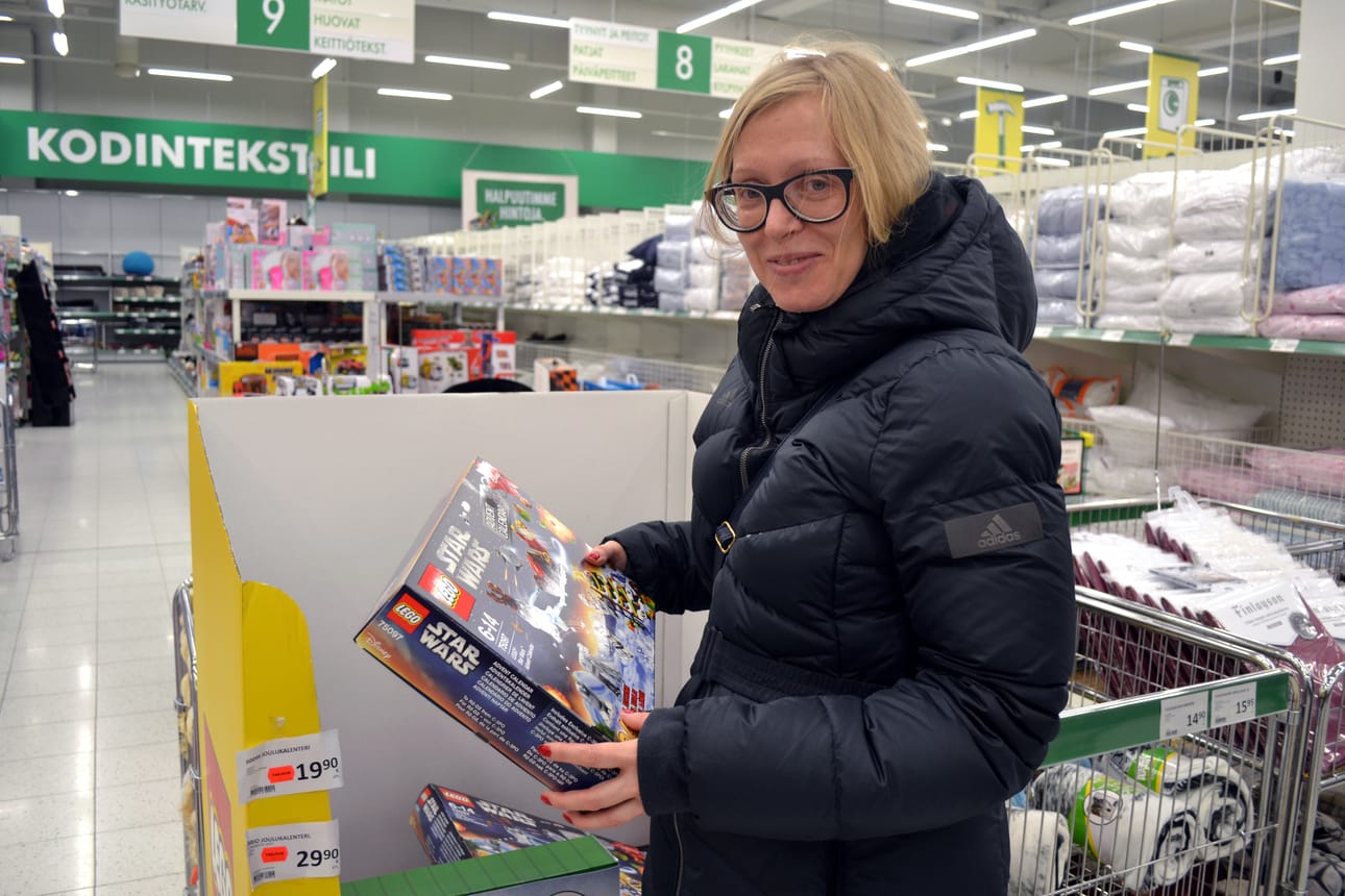 Pietarilainen, Kuusamossa lomaillut Nadezhda Ivanona etsii alennusmyynneistä ennen kaikkea toppavaatetta, mutta mukaan tarttuu myös hyvällä hinnalla lähtevä Lego-paketti.