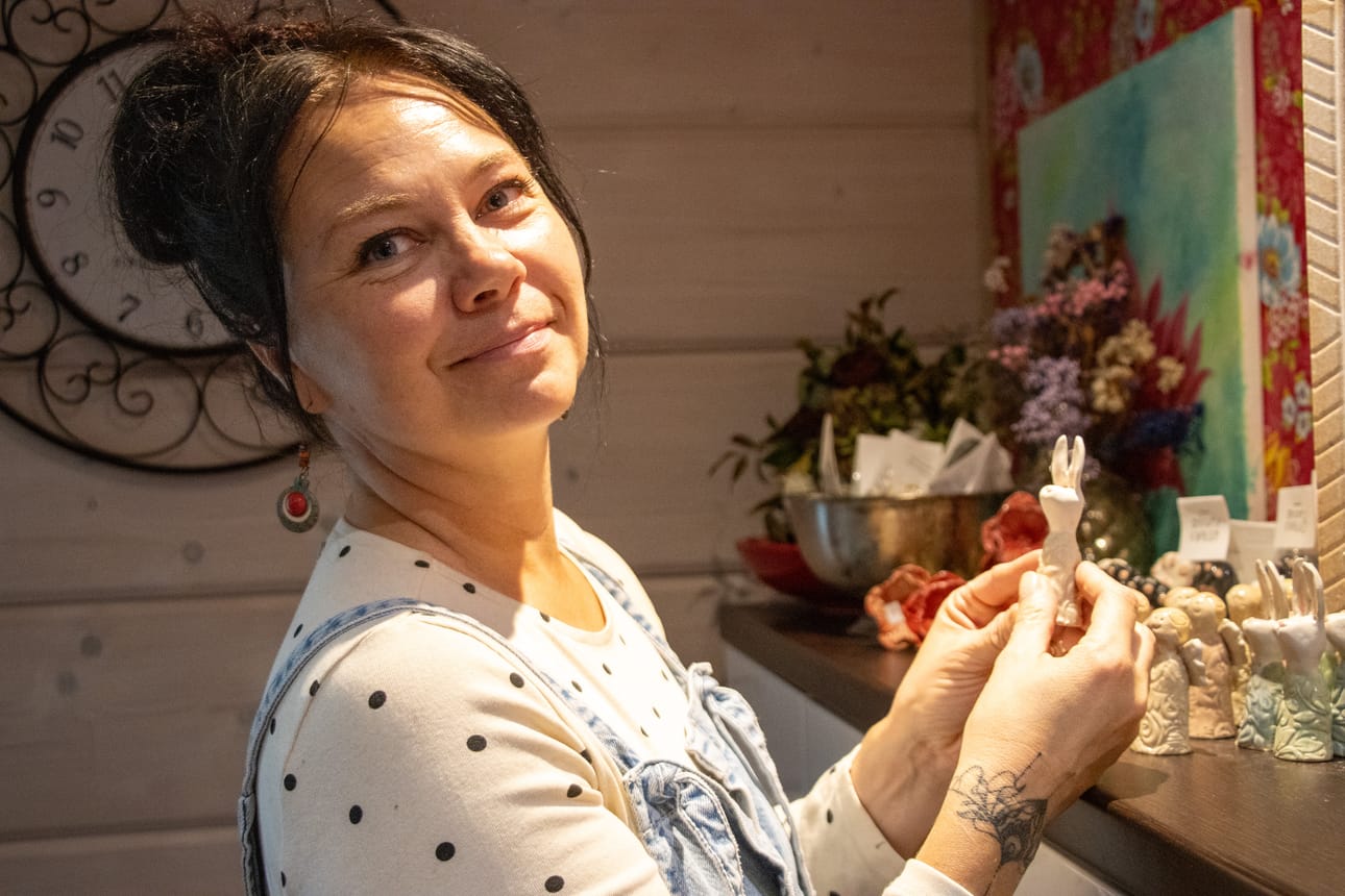 Pikkurumilukset, eli pienet keramiikkahahmot, syntyvät Katja Pennalan työhuoneessa.