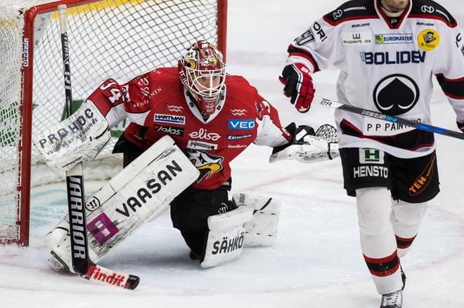 Maalivahti Jonathan Iilahti torjuu jatkossa kuopiolaisen KalPan maalilla. KUVA: JARNO PELLINEN