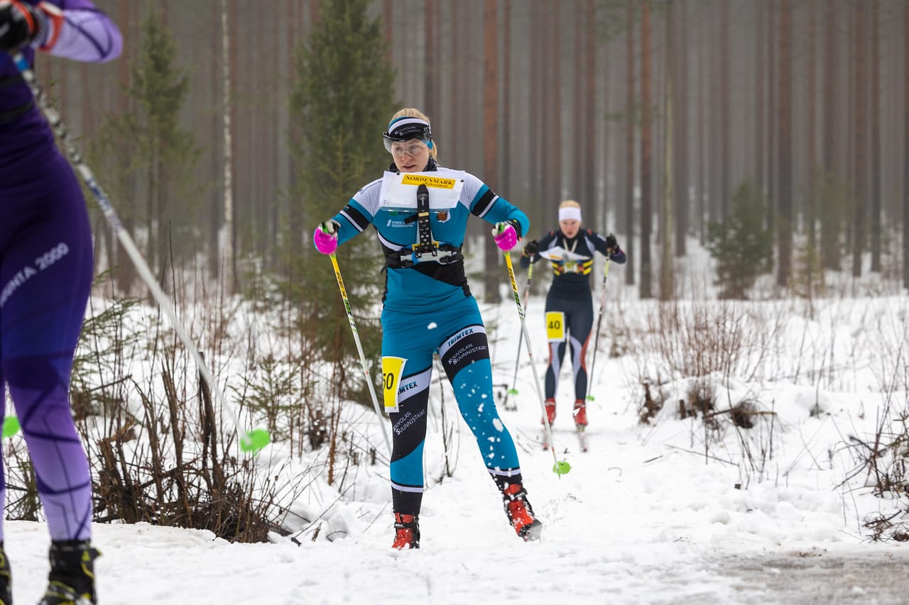 ”Vastuullisuus urheilu- ja liikunta-aloilla on sitä, että mietitään asioita monesta näkökulmasta ja tehdään aktiivisesti yhteistyötä. Sport Business Lapland -koulutuksessa parasta oli se, että ajatuksia pääsi pallottelemaan eri aloja edustavian ihmisten kanssa”, sanoo hiihtosuunnistuksen viestin maailmanmestari Mirka Suutari.