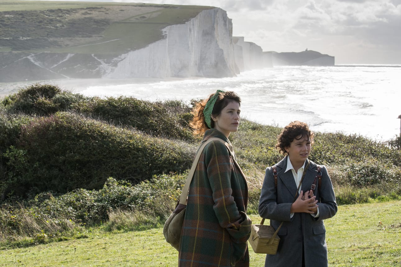 Alice (Gemma Arterton) ja Frank (Lucas Bond) tutustuvat sota-ajan Kentissä. Kuva: Michael Wharley Kuva: Michael Wharley