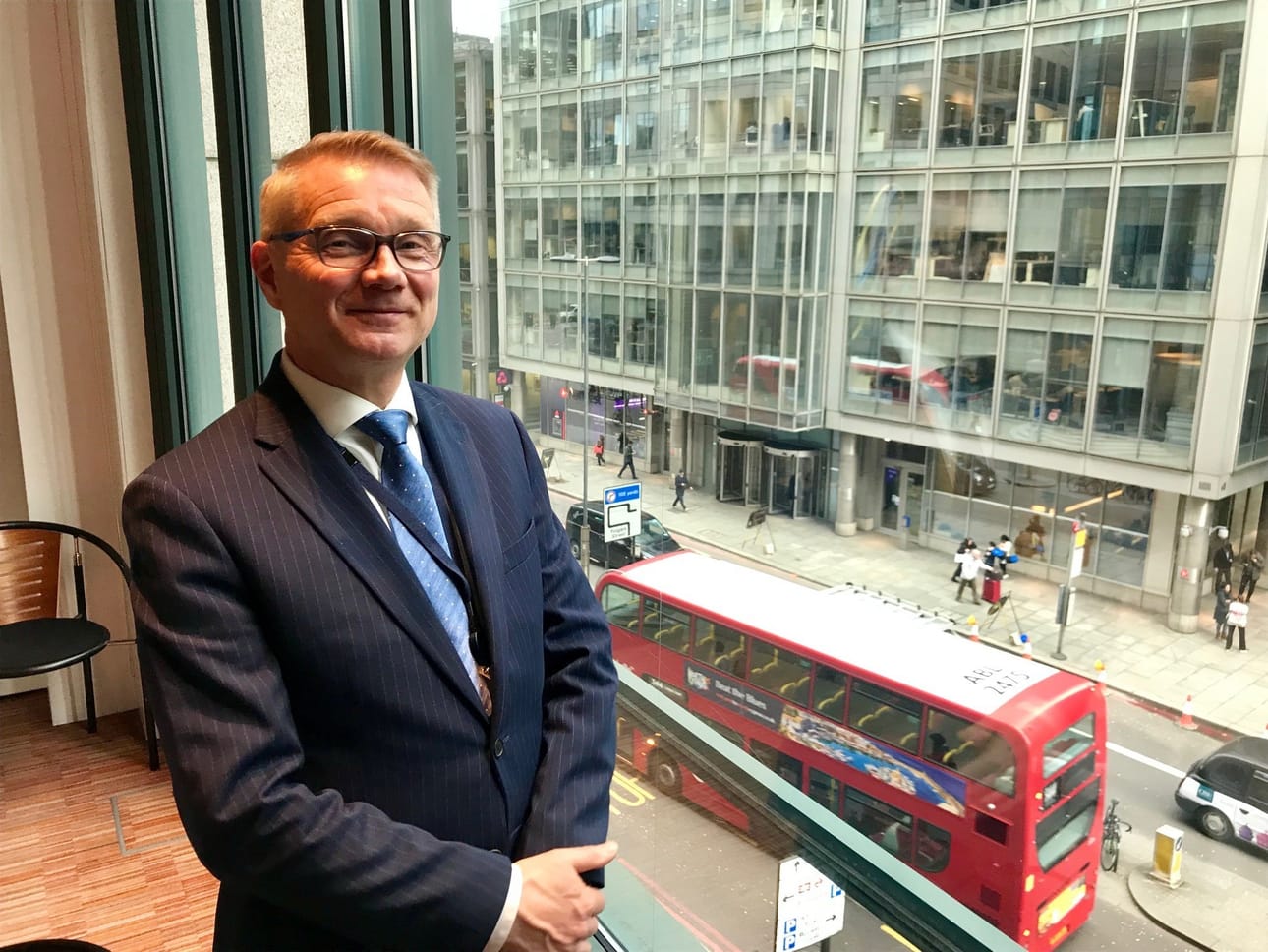 – Huolestuttaa, jos liian monelle poliitikolle brexit ilman sopimusta ei olisikaan se kaikkein huonoin vaihtoehto, sanoo Lontoon pankkikorttelissa työskentelevä Ilkka Räisänen. Muiden EU-kansalaisten lailla hänkin sai loppuvuodesta kirjeen, jossa kehotettiin perhettä rekisteröitymään uudelleen Britanniassa asumisen jatkamiseksi.