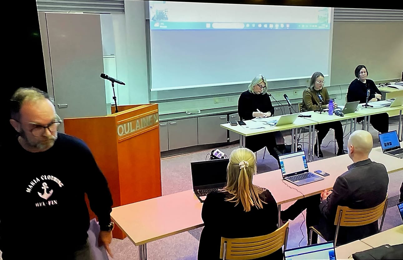 Valtuutettu Tommi Oja sanoitti Oulaisten tulevaisuutta toteamalla muun muassa asukasluvun laskevan noin 6000 henkilöön.