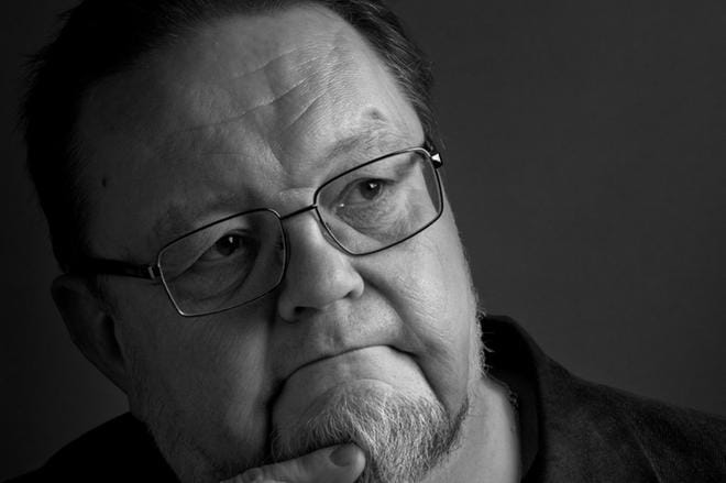 Musiikkitoimittaja Risto Nordell on erikoistunut erityisesti renessanssi- ja barokkimusiikkiin. – Renessanssiajan kuoromusiikki on hyvin meditatiivista ja hitaasti soljuvaa, barokki on taas tyylinä hyvin juhlavaa, koristeellista ja runsasta, jossa trumpetit raikaavat ja rummut soivat, Nordell vertaa. KUVA: UZI VARON