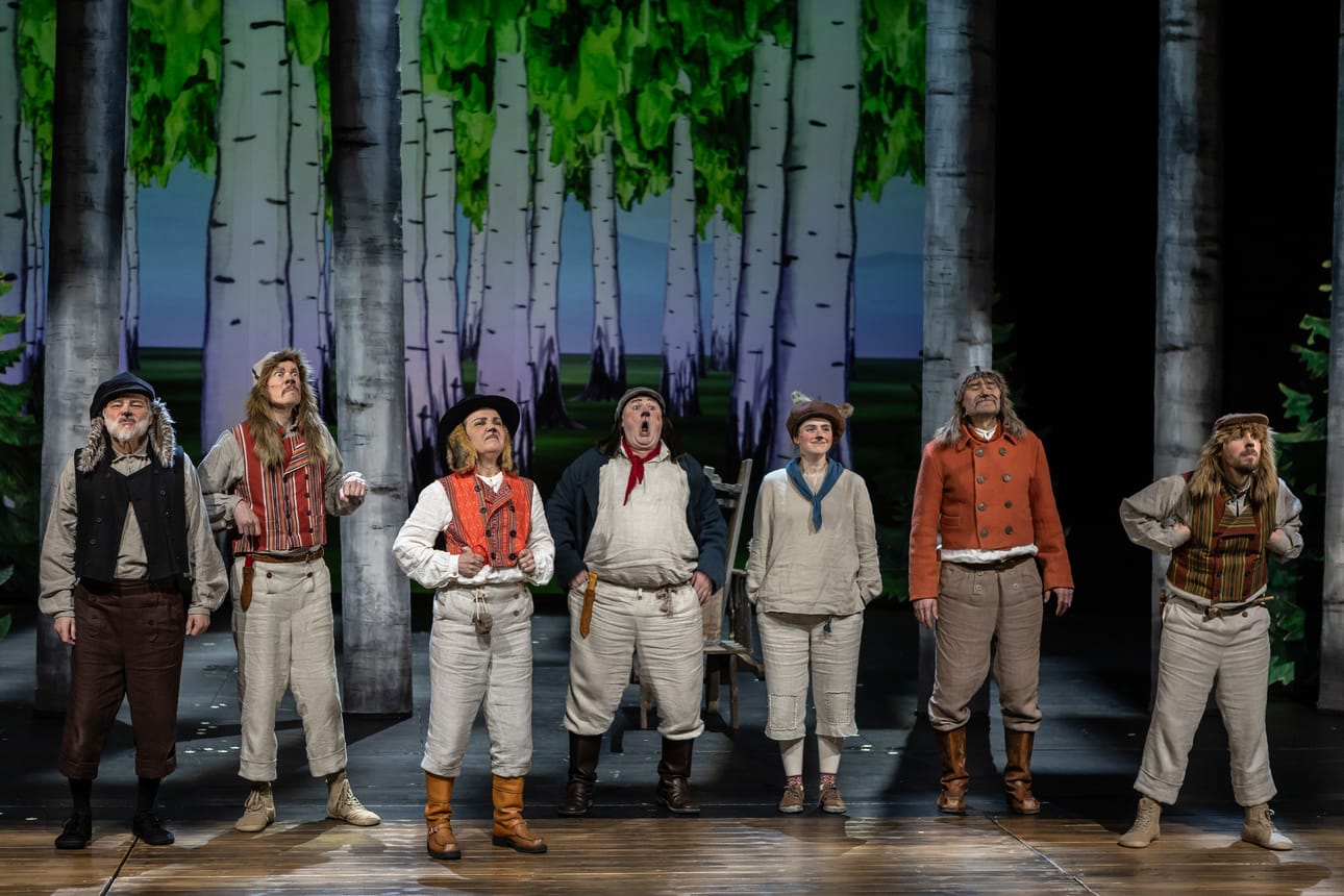 Koiraveljekset nuuhkivat keväistä ilmaa.