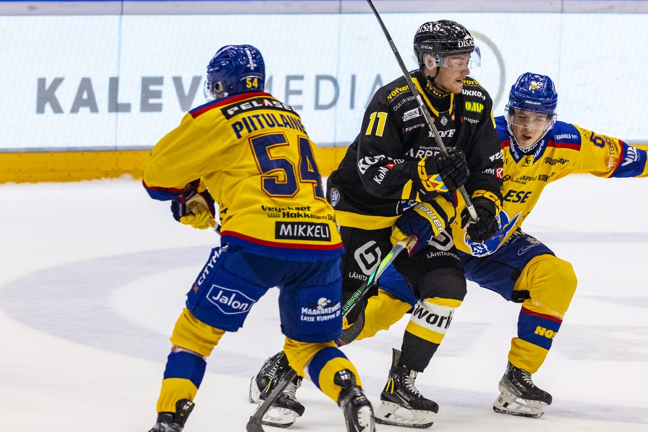 Kärppien Patrik Virta (11) raivasi Jukurien pelaajien keskeltä tietään maalille.