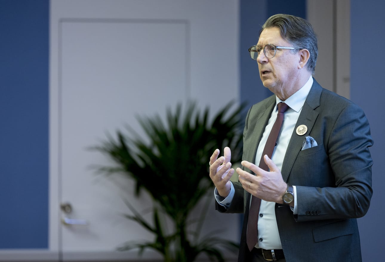 Sivistys- ja kulttuurijohtaja Mika Penttilä piti tiedotustilaisuuden keskiviikkona Oulun kaupungintalolla valtuustosalissa. Hän kertoi viime kesästä asti sorvatun palveluverkkouudistuksen esityksistä.