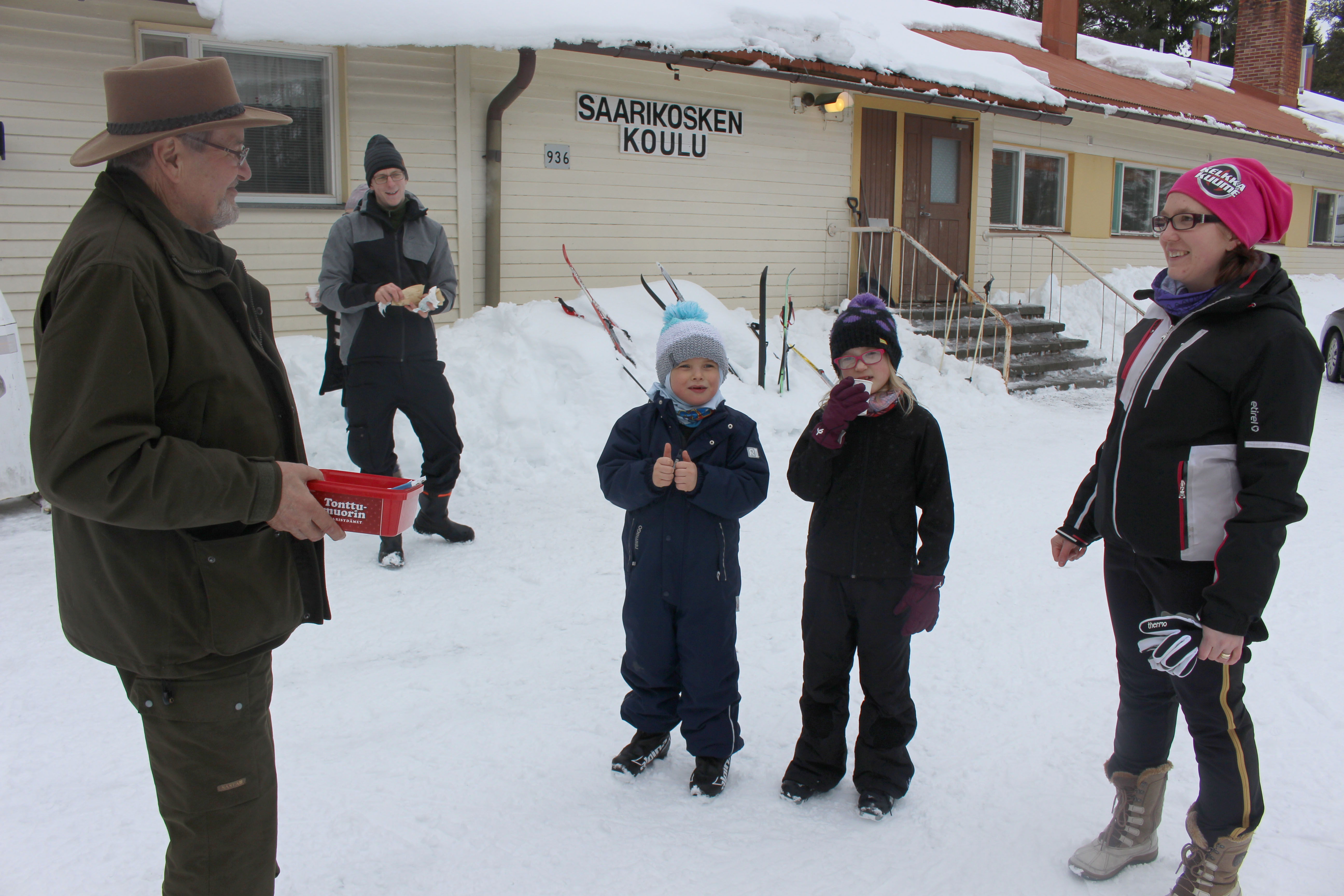 Kylähiihdot ovat tärkeä varainkeruupaikka kyläseuralle. Matti Ala-aho myi arpoja Joonas Jouhtenelle, Vilma Paakkoselle ja Meeri Paakkoselle.