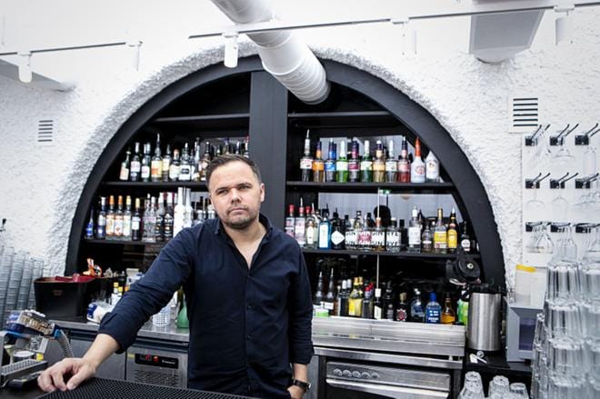 Fondiksen ravintoloiden vt. toimitusjohtaja Markus Apuli Vaasasta uskoo, että mietojen viinien ulosmyynnillä olisi alalle merkitystä. Asiakkaat, varsinkin turistit, kyselevät viinipullojen myymisestä aika ajoin. KUVA: Paula Kaskimaa