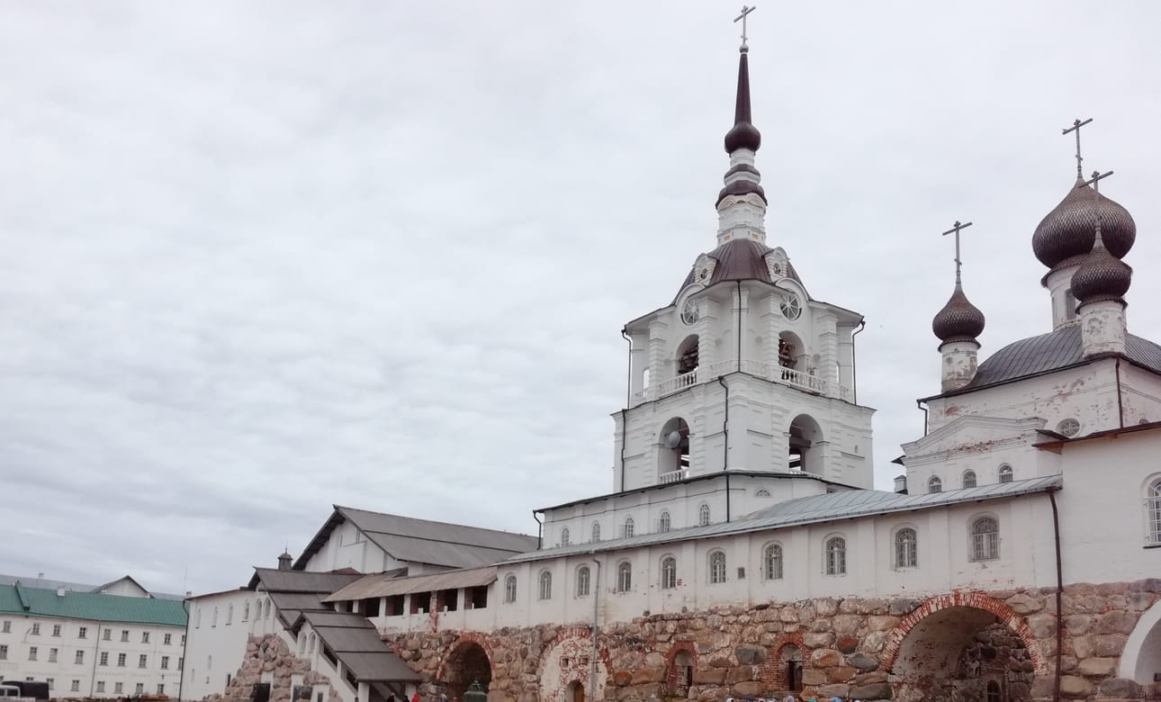 Luostari sisäpihalta nähtynä