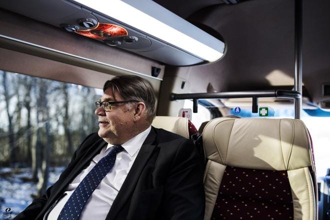 Se on siinä. Ulkoministeri Timo Soini (sin.) sanoo hyvästi politiikalle.