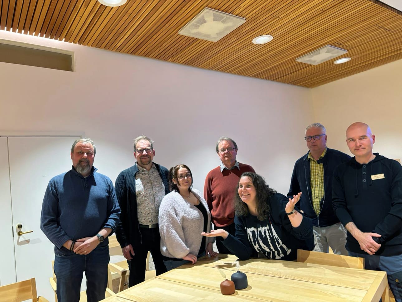 Kuvassa illan asiantuntijat Ismo Kreivi (vas.), Tapio Kekki, Ursula Karjalainen, Esa Huhta, Jarmo Huhtala ja Jukka Salmela. Illan juonsi Neeta Murtomäki (edessä).
