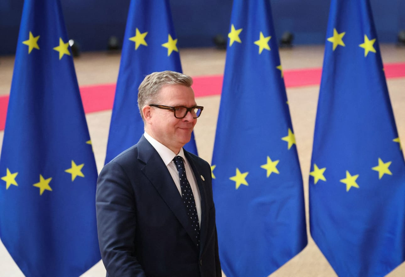 Pääministeri Petteri Orpon (kok.) mukaan EU tarvitse paljon vahvempaa puolustusteollisuutta, jotta Naton sopimaan tavoitteeseen päästään. LEHTIKUVA / AFP