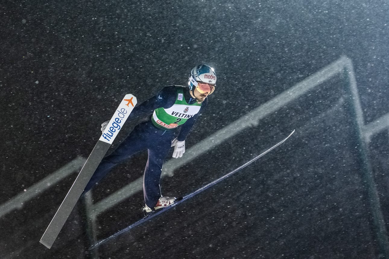 Ruka Nordicin mäkikisa jouduttiin sunnuntailta perumaan. Nyt selvitellään kisan mahdollista siirtoa Lahteen. Kuvassa Kuusamon Erä-Veikkojen Juho Ojala perjantai-illan mäkikarsinnassa.