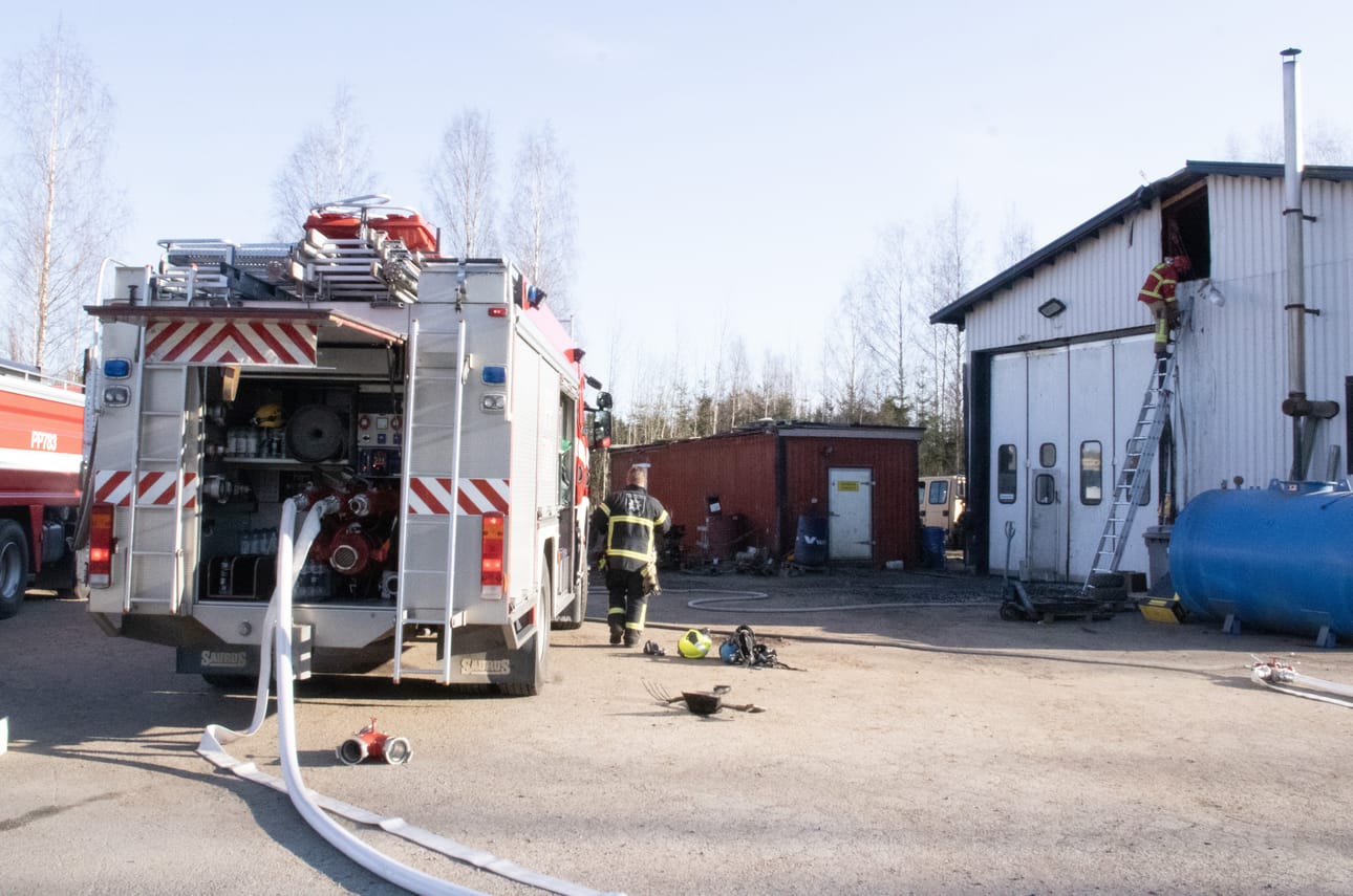 Tiistaiaamuna sammutettiin Rantsilan taajamassa sijaitsevassa korjaamohallissa syttynyt välipohjapalo.