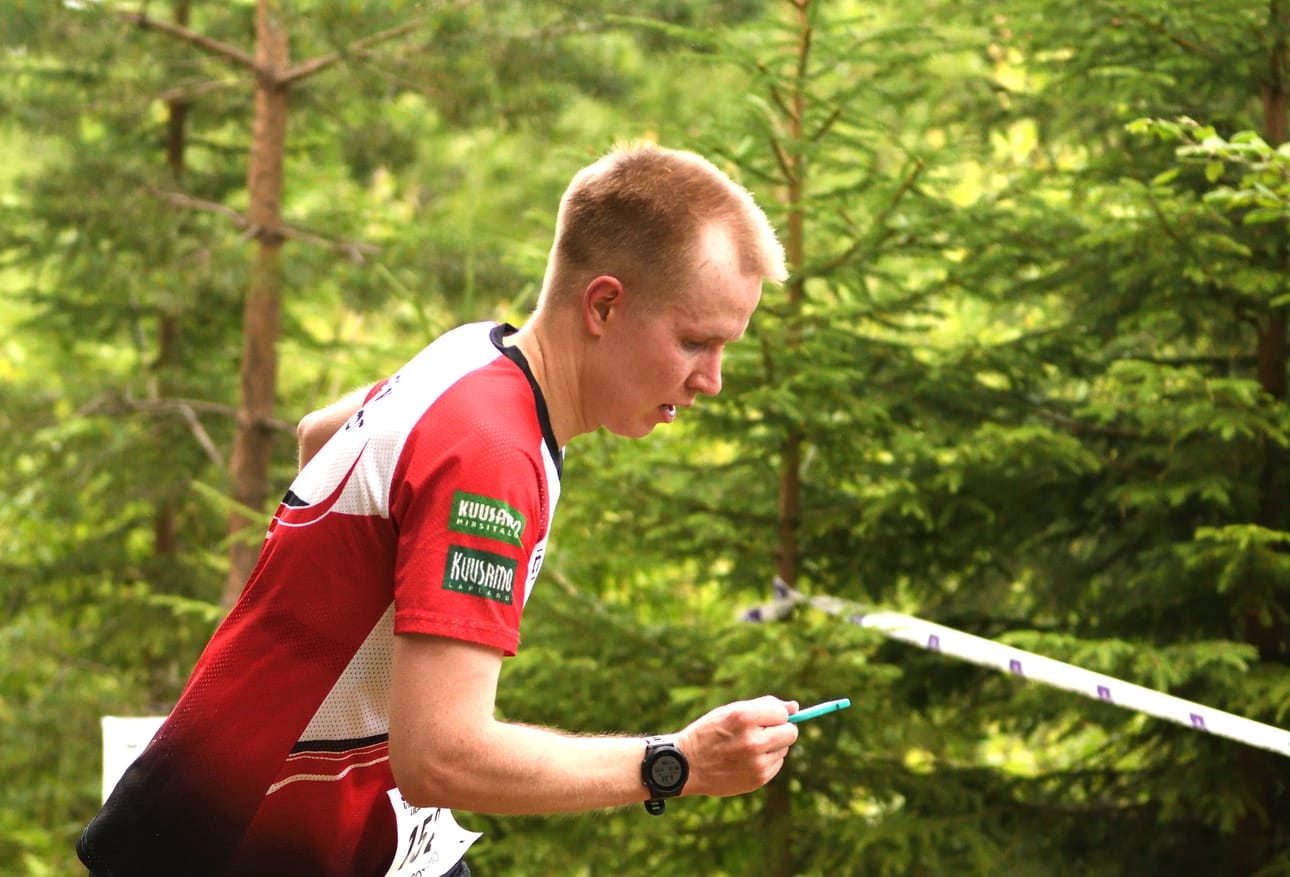 Kuusamon Erä-Veikkojen Lari-Antti Rissanen onnistui Fin5-suunnistusviikon päätöspäivän kilpailussa Sallassa. Kuvassa Rissanen suunnistaa Esi-Jukola-tapahtumassa Vuokatissa kesäkuussa.