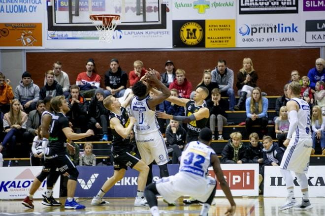 Kobrien Jordan Capps ja Lauri Toivonen jäivät alakynteen, kun Kataja Basketin Brandon Walters nappasi hyökkäyslevypallon. KUVA: JAAKKO ELENIUS