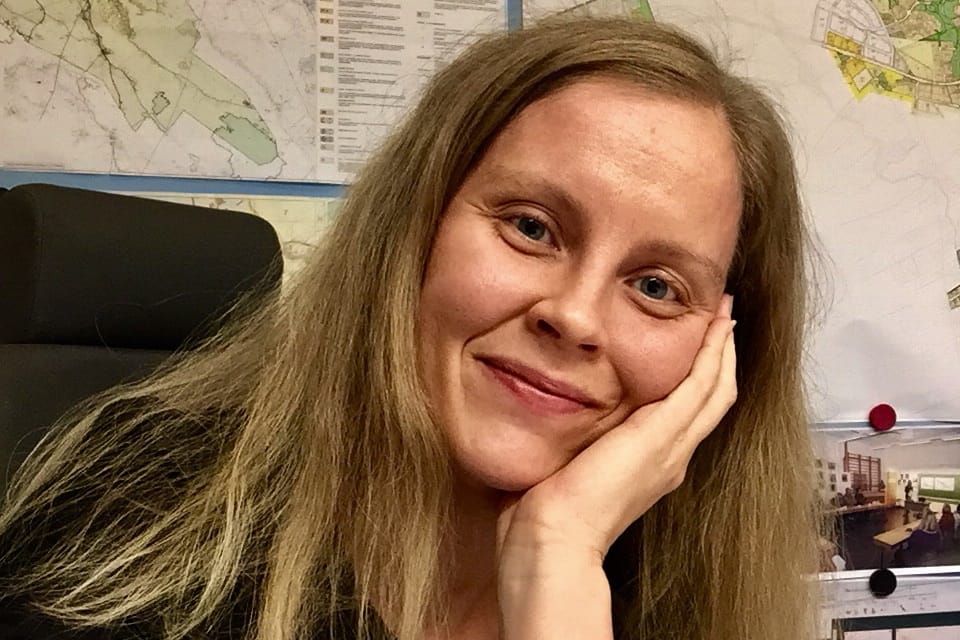 Helena Illikainen on koulutukseltaan kasvatustieteen maisteri ja arkkitehti.